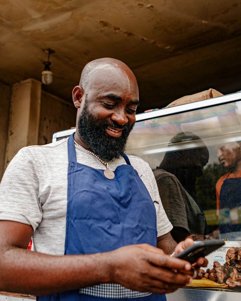 Emprendedor gastronómico revisando su teléfono
